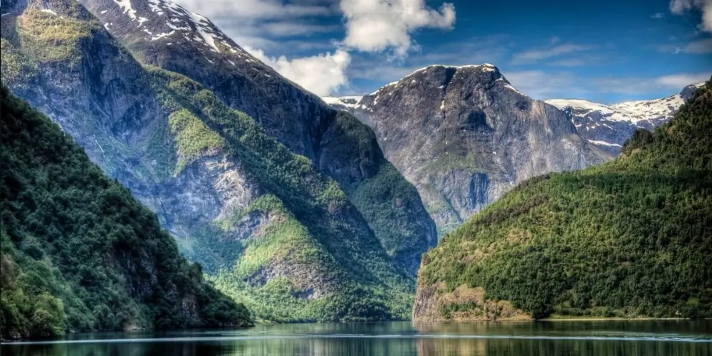 узкий и живописный фьорд в Норвегии Нэрёйфьорд